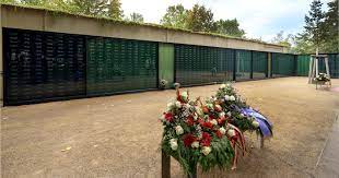 Gedenkfeier an der Erinnerungswand auf dem Friedhof Altglienicke am 27.01.23